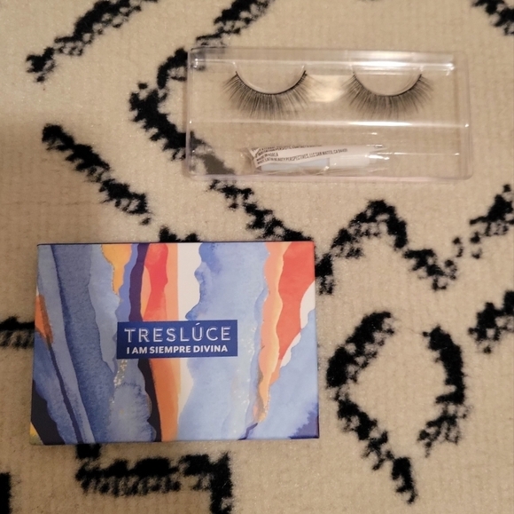 ⭐️40% Off⭐️ Treslūce I Am Siempre Divina Palette and 3D Lash Set - Picture 5 of 10